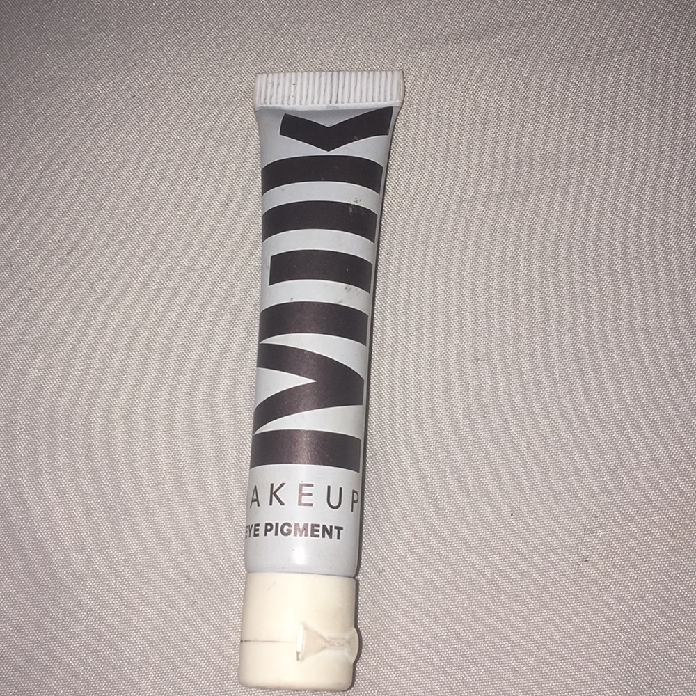 Milk makeup eye pigment.